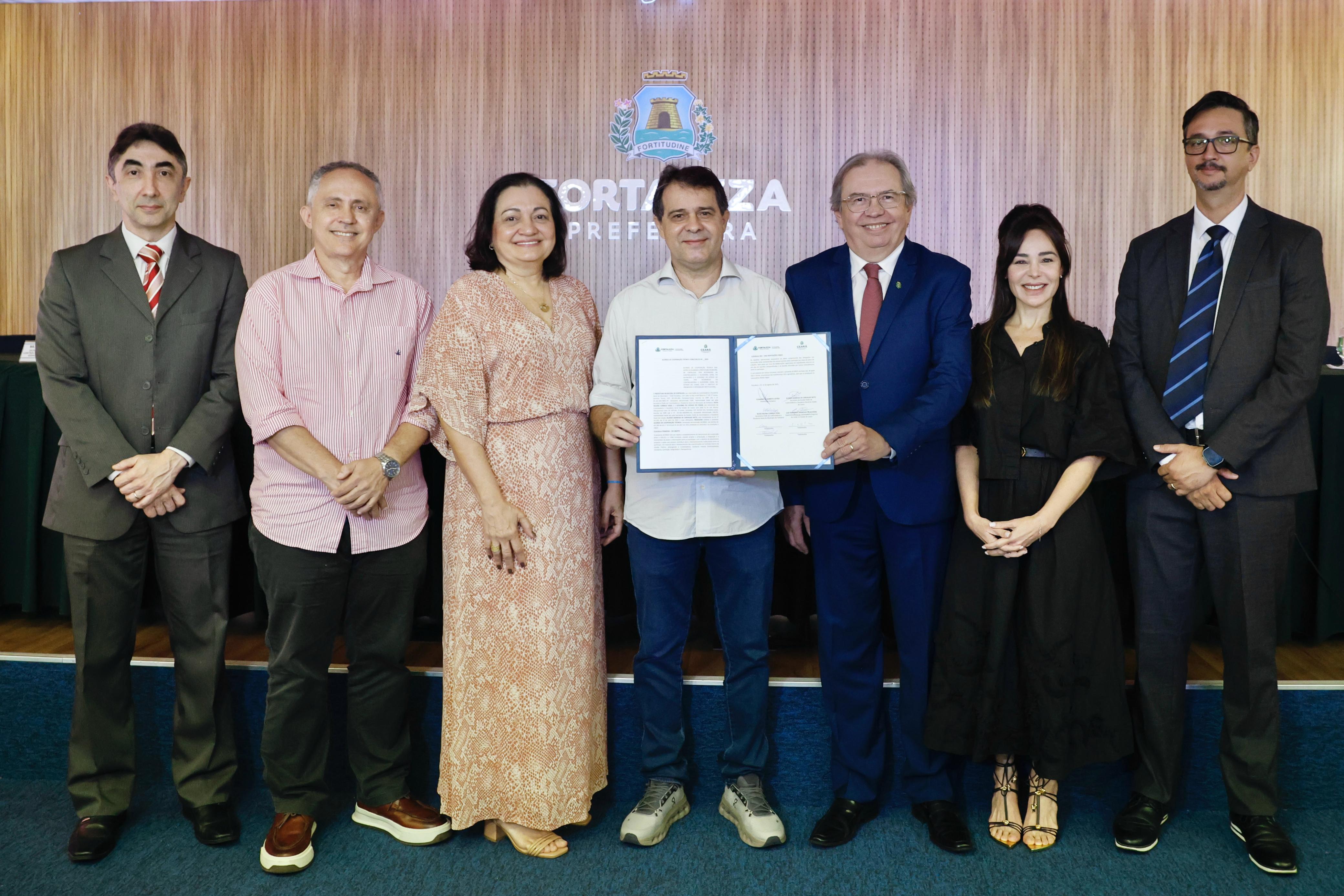 grupo de pessoas posa para a foto